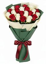 Букет Микс из красных и белых роз в Шумский