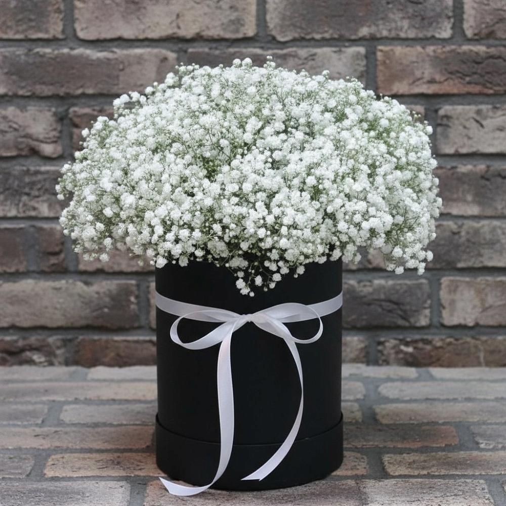 Цветочная композиция из Гипсофила в шляпной коробке в Шумский