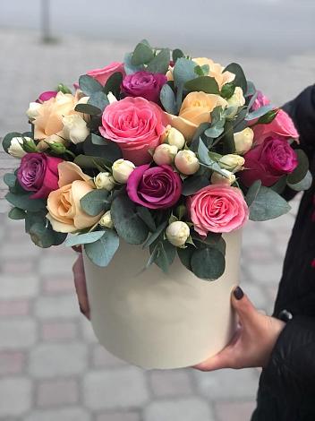 Цветочная композиция из Розы в шляпной коробке в Шумский