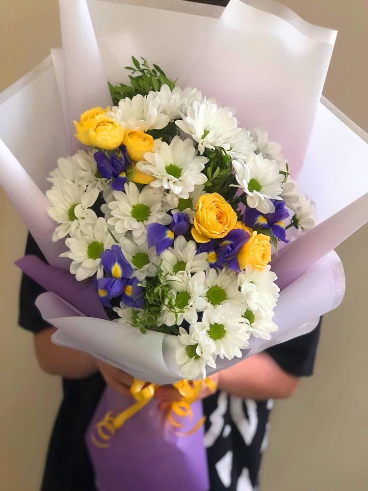 Букет цветов из: Ирисы, Хризантемы и Розы в Шумский