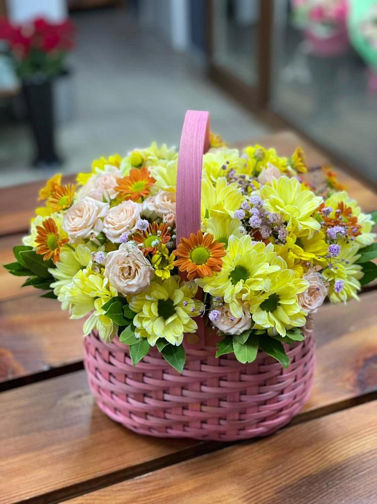 Цветочная композиция из Хризантемы и Розы в корзине в Шумский