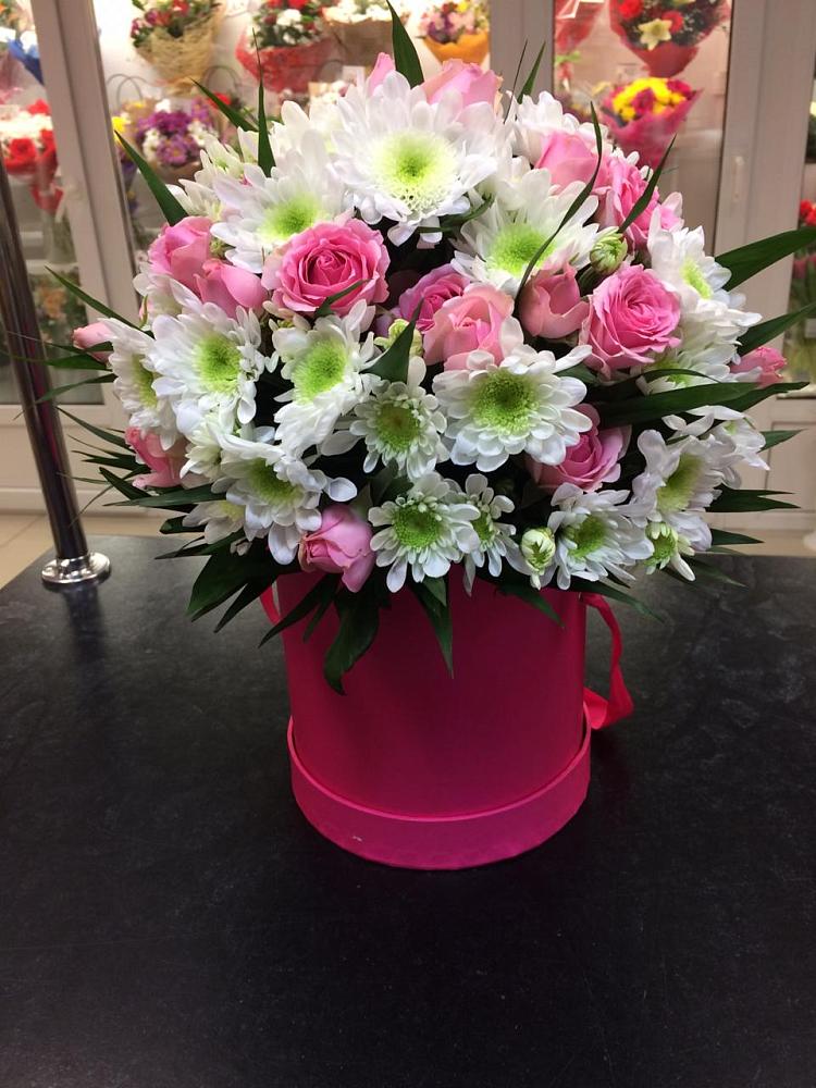 Цветочная композиция из Розы и Хризантемы в шляпной коробке в Шумский