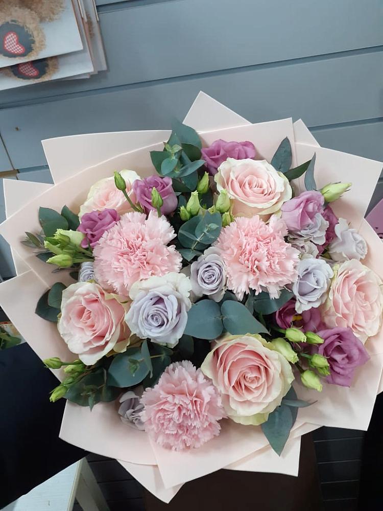 Букет цветов из: Розы, Гвоздики и Лизиантусы в Шумский